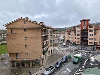 Pis a Hernani. En el centro de hernani, exterior.