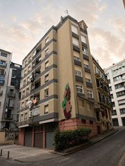 Pis a Antiguo. Junto calle matia en edificio de hormigón