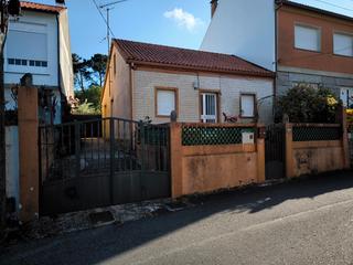 Casa a O Carril. Vivienda unifamiliar con jardin