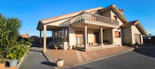 Xalet a Cambados. Chalet unifamiliar independiente con fachada de piedra y piscina