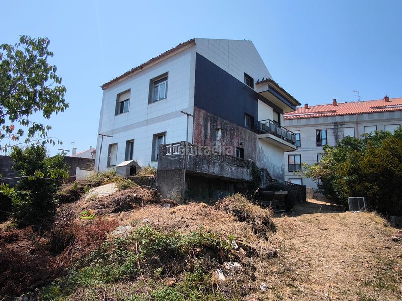 Foto 1589e931-fcb0-4813-abdf-b226fa0d13d0. Casa amb xemeneia a Illa de Arousa (A)