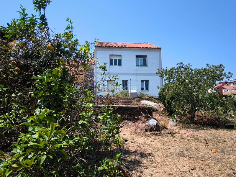 Foto be0fb336-f3d5-44ff-971c-9fd01f772c5b. Casa amb xemeneia a Illa de Arousa (A)
