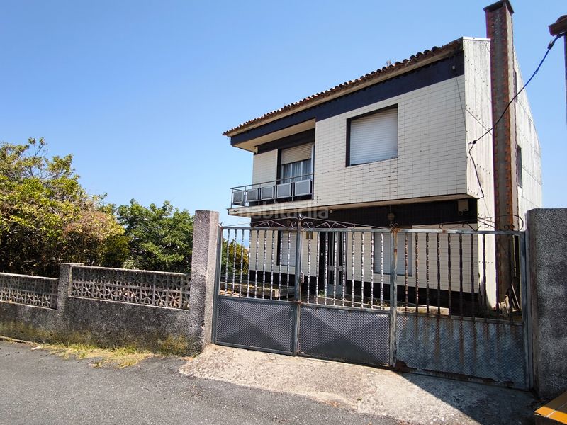 Foto c867713b-1f1c-4e46-96ff-0fb549354bd7. Casa amb xemeneia a Illa de Arousa (A)