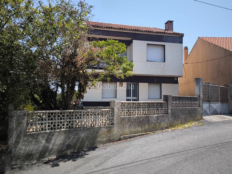 Foto f8012259-3f4e-46f1-aa4b-a636c219a274. Casa amb xemeneia a Illa de Arousa (A)