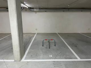 Aparcament cotxe a Otatza 9. Garaje abierto en edificio de nueva construcción.