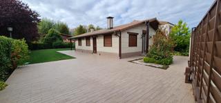 Chalet à Calle de los morales 15. Chalet en fuentetoba con licencia de casa rural   en pleno funci
