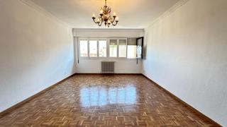 Pis a Paseo doña urraca 2. Piso completamente exterior en el centro de soria