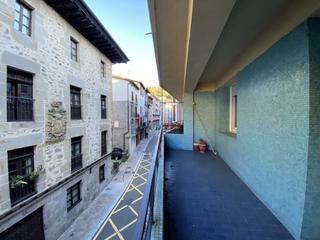 Piso en Bergara. Hermoso piso céntrico, en edificio con ascensor y con garaje cer
