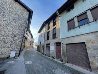 Casa a Antzuola. Se vende edificio de 3 plantas a rehabilitar totalmente