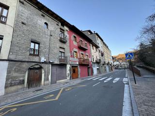 Piso en Bergara. Vivienda en buen estado, centrica y con hermosa parcela de terre