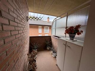 Piso en Bergara. Vivienda en muy buen estado con balcón y dos garajes cerrados op