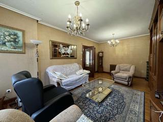 Pis a Bergara. Vivienda en muy buen estado con balcón y dos garajes cerrados op