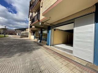 Local Comercial a Legazpi. Local céntrico, amplio escaparate y acceso a dos calles