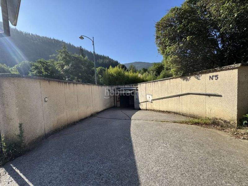 Foto b3a7f2fb-ab73-4d10-9ba3-16356e2a5e29. Parking voiture dans Bergara