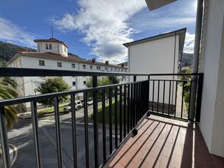 Appartement à Legazpi. Vivienda soleada y con balcones en zona céntrica, garaje opciona
