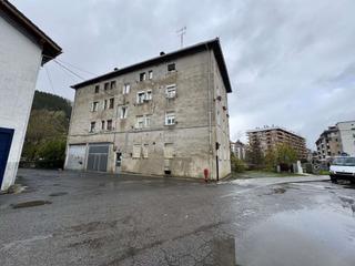 Aparcament cotxe a Legazpi. Local amplio ideal para uso como garaje y con parcela de terreno