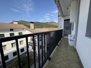 Pis en Legazpi. Piso exterior con balc�n, soleado y vistas despejadas