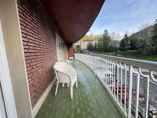 Pis en Bergara. Impresionante y espaciosa vivienda con ascensor y amplios balcon