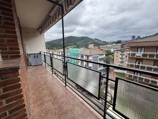 Etagenwohnung in Legazpi. Piso exterior con balcones, soleado y vistas despejadas