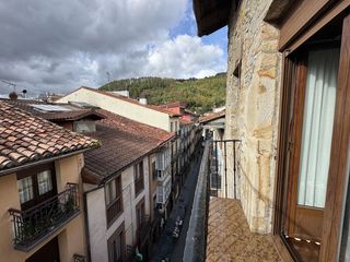 Piso en Bergara. Piso de 3 habitaciones con balcón en pleno centro