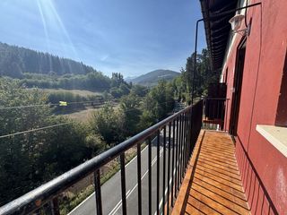 Appartement à Legazpi. Piso amplio con balcon en edificio con fachada y tejado reformad