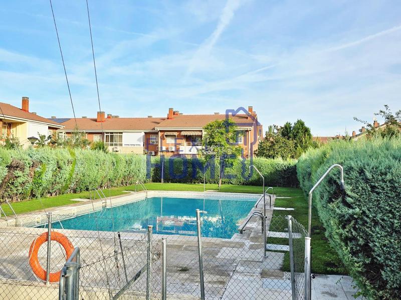 Foto 0fe56816-c6e8-4169-b987-35088f14f417. Reihenhaus mit heizung parking pool in Val Alcalá de Henares