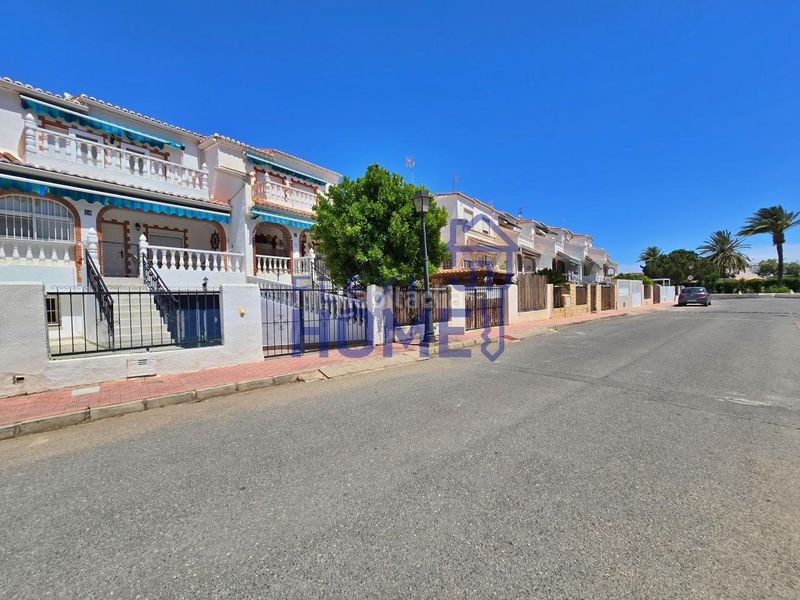 Foto 588b5b45-18aa-41e2-acbb-440729996cb0. Casa aparellada amb calefacció aparcament piscina a Torrevieja