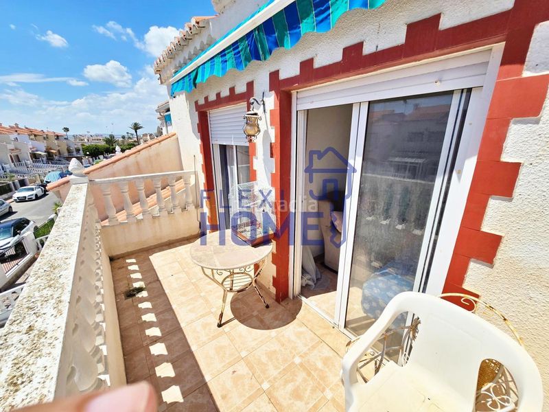 Foto 5c0ed26b-fba2-43b8-b925-6b13f3b3a7e6. Casa aparellada amb calefacció aparcament piscina a Torrevieja