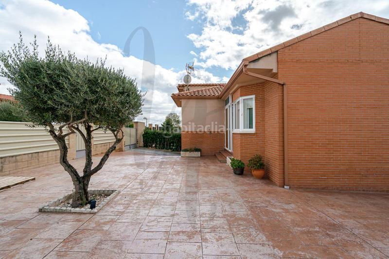 Foto 12d56e8e-9609-4102-b3f6-9ba0db243530. Casa aparellada amb calefacció aparcament piscina a Uceda