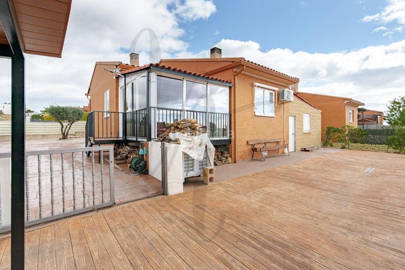 Foto 600ff36f-0e31-47e6-8ec6-c85a69f71fde. Casa aparellada amb calefacció aparcament piscina a Uceda