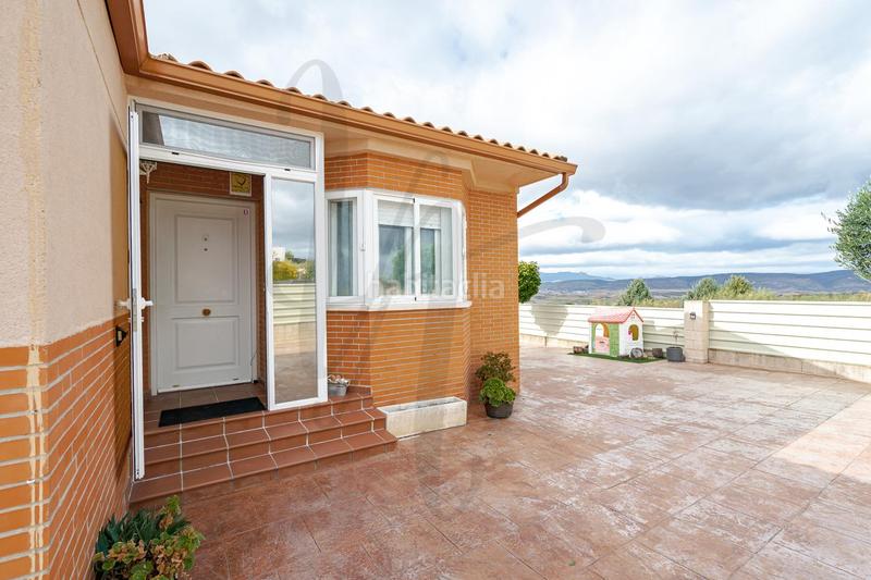 Foto 7eb7b9d8-1a3e-4dbf-bb23-507863c2fa11. Casa aparellada amb calefacció aparcament piscina a Uceda