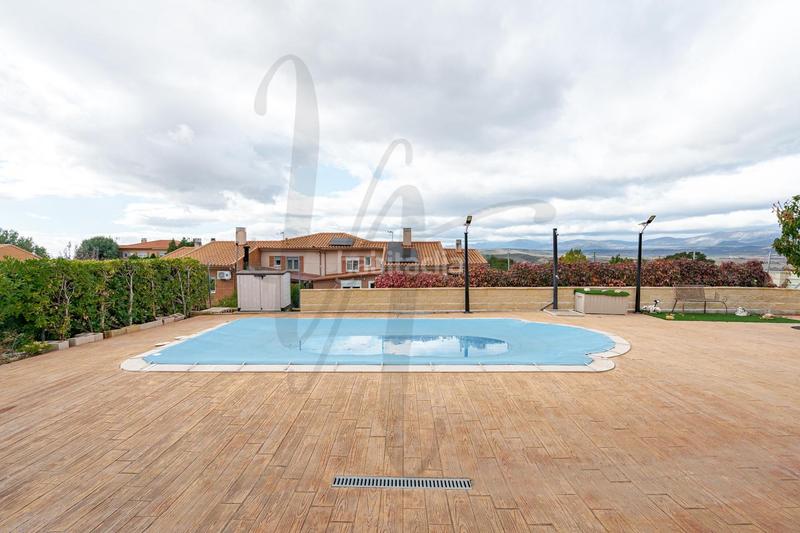 Foto da667b80-ee79-4c97-b9aa-bad662403766. Casa aparellada amb calefacció aparcament piscina a Uceda