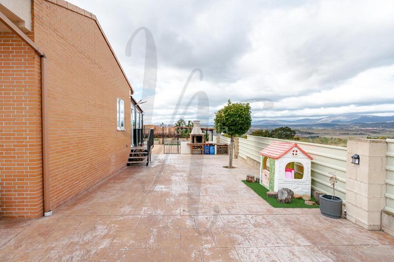 Foto 04f78011-580a-4275-bd25-f866763ee05d. Casa bifamiliare con riscaldamento parcheggio piscina in Uceda