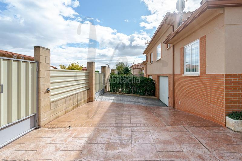 Foto 7b3aa261-7ffb-4f3d-a407-71deb68e1255. Casa bifamiliare con riscaldamento parcheggio piscina in Uceda