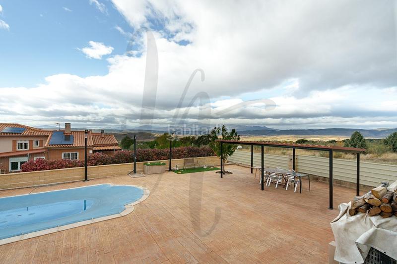 Foto b84c5ae2-36e3-457e-ad1f-06039ec2db64. Casa bifamiliare con riscaldamento parcheggio piscina in Uceda