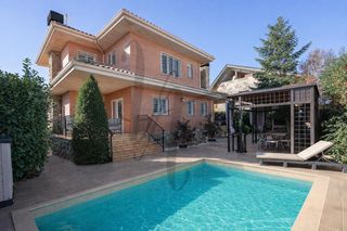 Casa  Barcelona. Chalet independiente con piscina, bodega y posibilidad de 5 dorm