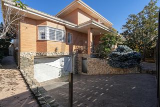 Casa  Barcelona. Chalet independiente piscina sótano garaje