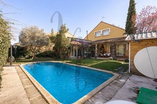 Casa  Henares. Chalet independiente 5 habitaciones  3 ba�os piscina