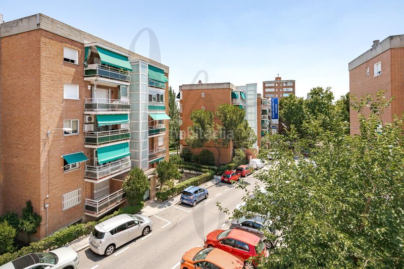 Foto 7b049d7e-b2a8-493a-8d7d-aeb6b29930e5. Flat with heating parking in Canillas Madrid