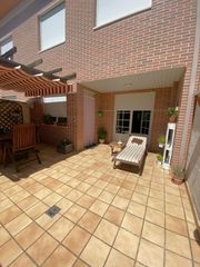 Reihenhaus in La Vega. Adosado en venta en arroyo de la encomienda, 4 dormitorios.