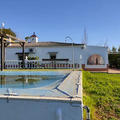 Chalet à Pedanías Norte. Magnifico chalet con piscina, olivar, boxes en utrera, próximo a