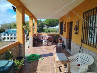 Chalet à Pedanías Sur. Vendo chalet con piscina próximo a utrera