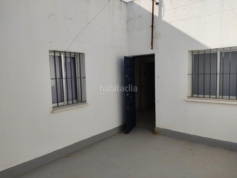 Foto 47cbff22-1e11-470a-9249-0780c6a5f2b2. Alquiler local comercial alquilo local en planta primera para oficina en Utrera