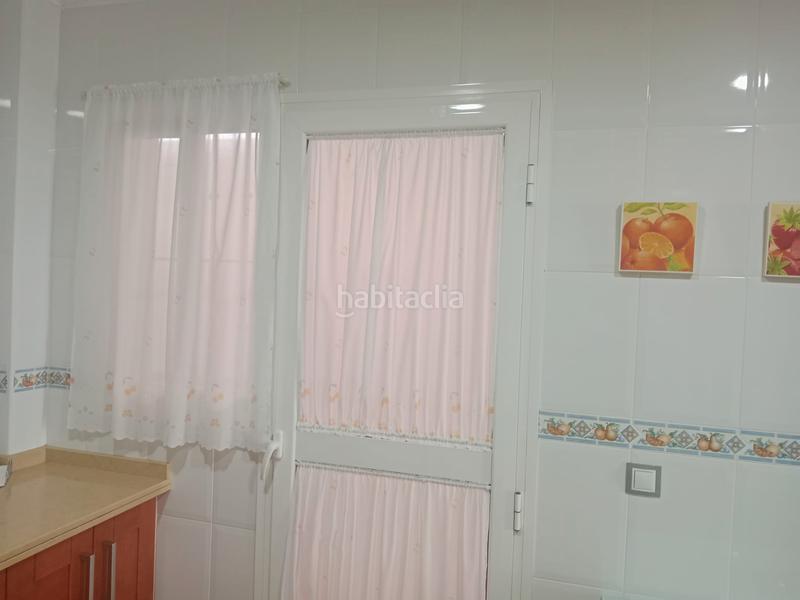 Foto 33a14e22-db27-4be1-b84a-c09c846482d4. Casa vivienda con cochera, patio grande y tres dormitorios en Utrera