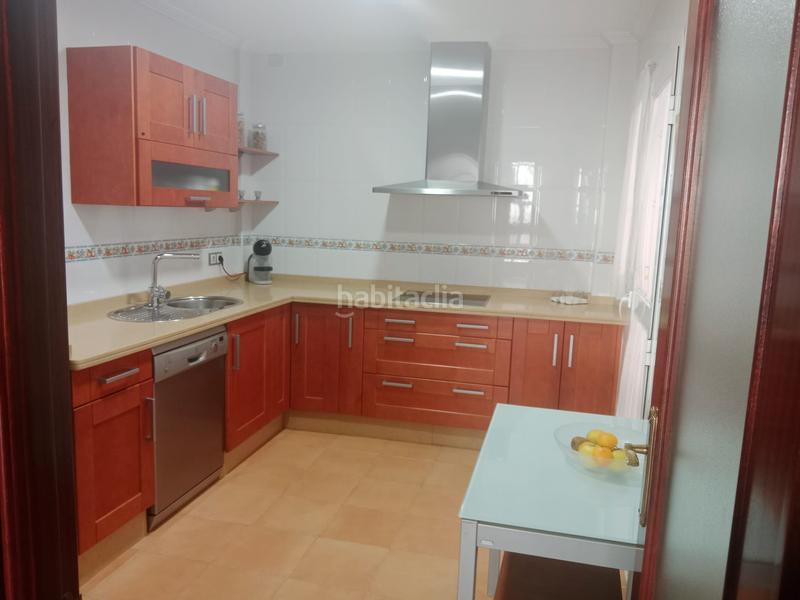 Foto 83cde795-32d2-45c9-bdf1-21fde50c7945. Casa vivienda con cochera, patio grande y tres dormitorios en Utrera