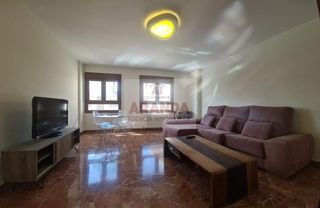 Miete Etagenwohnung  Calle de benjamín jarnés. Garaje, trastero, y calefacción y agua caliente incluidos en el