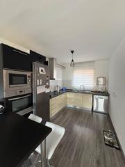 Reihenhaus in Les Botigues de Sitges. Exclusiva vivienda con vista al mar y al macizo del garraf