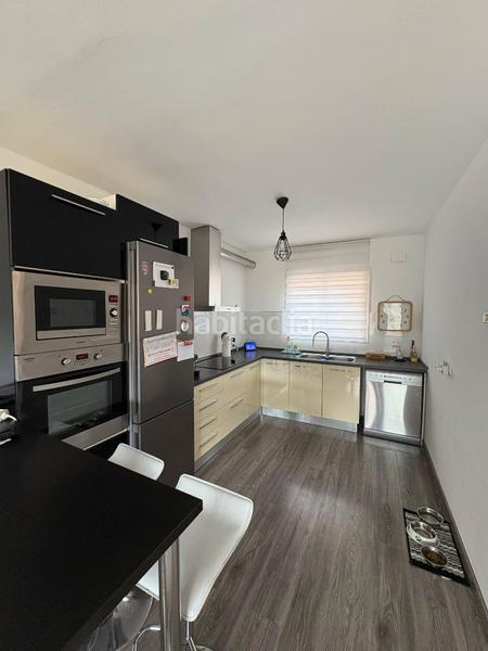 Foto dcae29d3-8f4f-4b29-9db5-b1a848ff25da. Maison jumelée avec chauffage parking piscine dans les botigues de Sitges Sitges