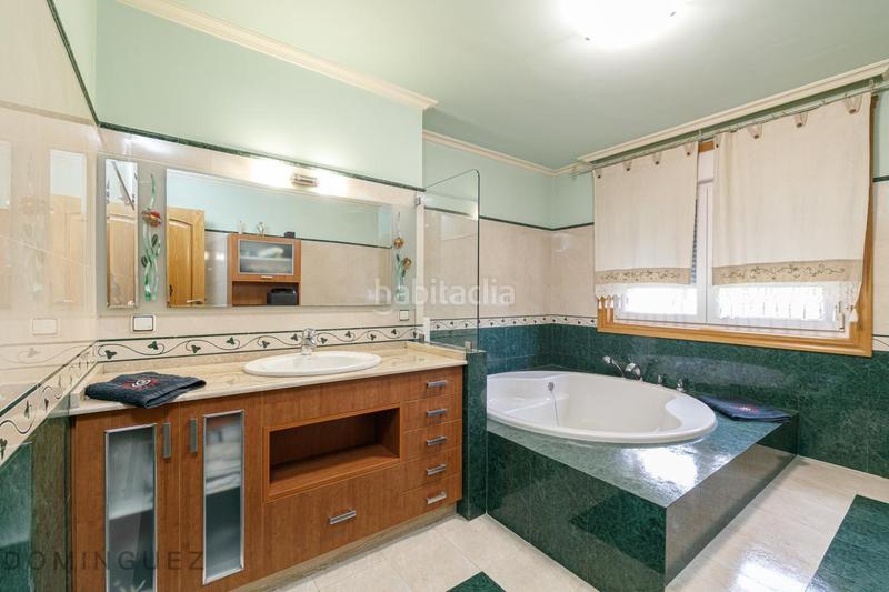 Foto dee691d3-6705-492a-91f3-f6f004f5d2a7. Xalet amb calefacció aparcament piscina a Bembrive Vigo