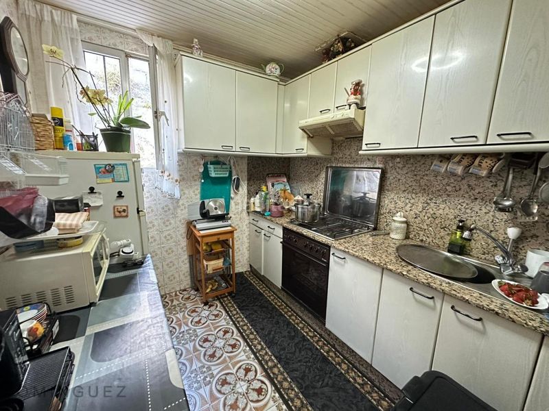 Foto 75c220bd-2900-4b45-801d-fde6d227482c. Casa amb aparcament a Lavadores Vigo